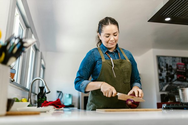 Comment préparer des roulés à la cannelle moelleux avec un glaçage au fromage frais ?