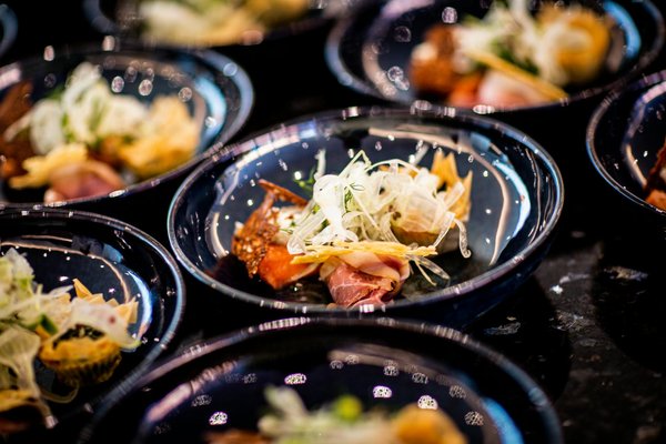 Quels conseils pour préparer une salade César végétalienne avec une sauce crémeuse ?