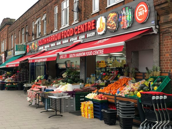 Quelles astuces pour proposer des cocktails à base de liqueurs artisanales dans un bar de village?